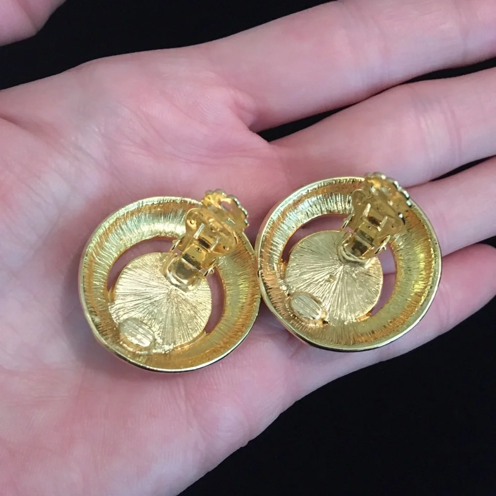 Vintage Red and White Round Clip On Earrings - Picture 5 of 8